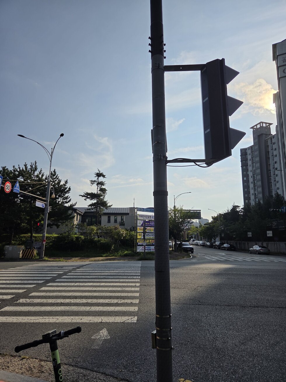 아델리움 정문 왼쪽 보행자 신호등 