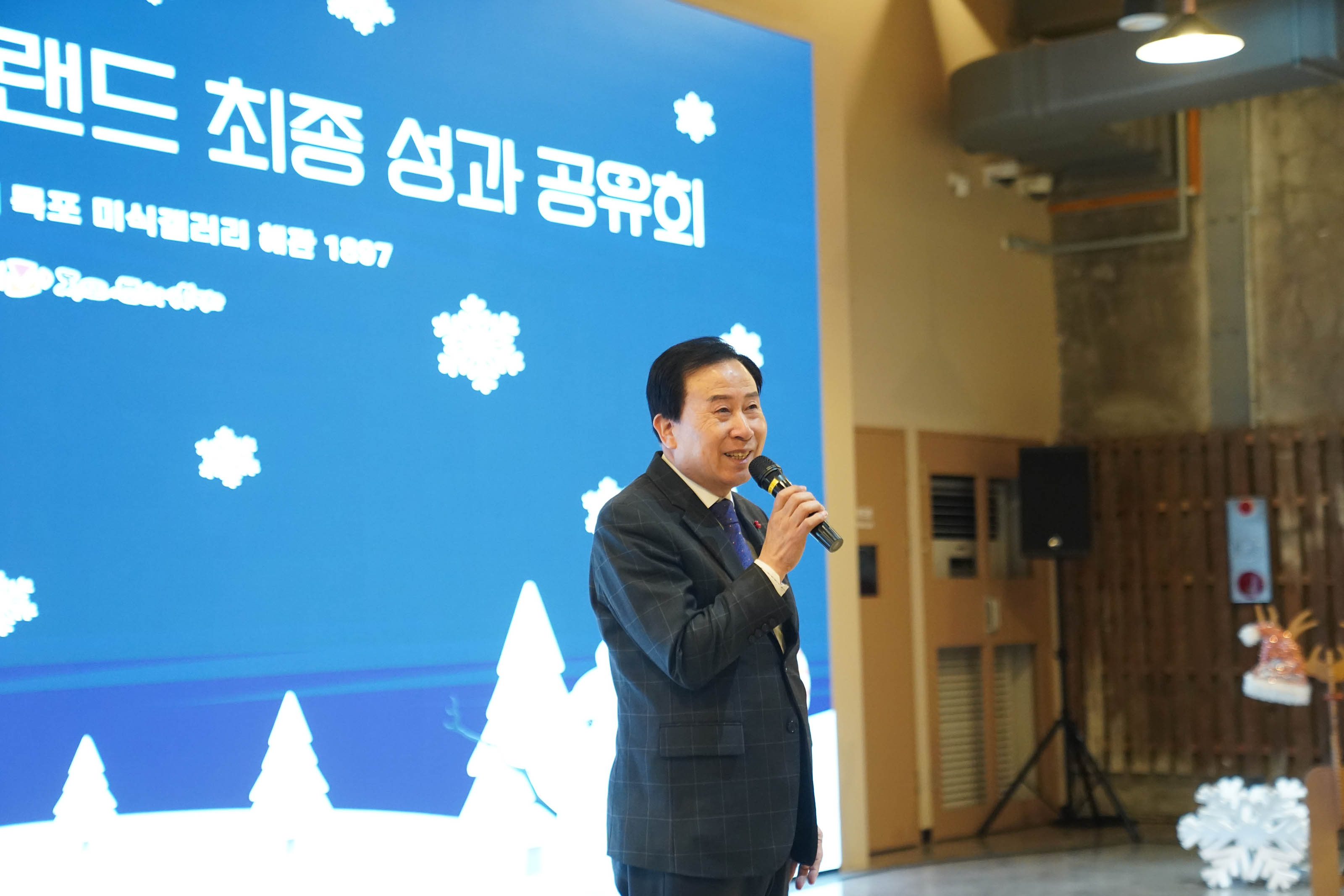목포형 청년 특화 브랜드 최종 공유회 글이 적힌 배경을두고 연설하는 박홍률 목포시장 측면독백사진