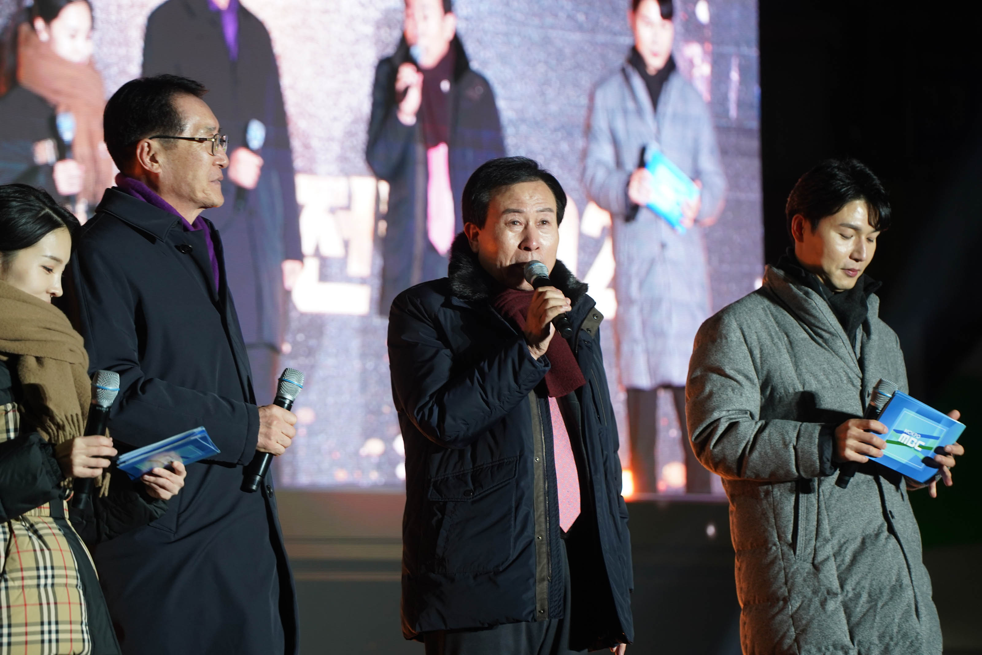 연단위에서 마이크를 들고 이야기중인 목포시장 박홍률