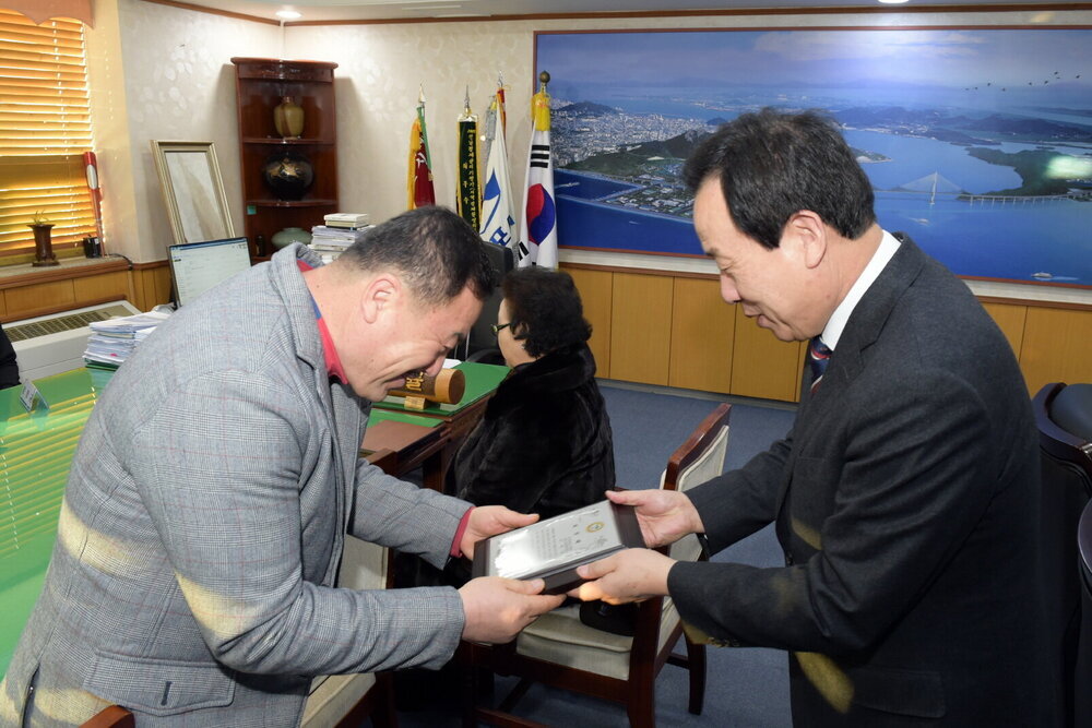 박홍률 목포시장 표창패 전달.