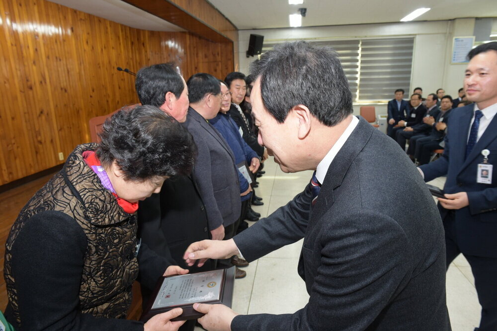 박홍률 목포시장 표창패 전달.