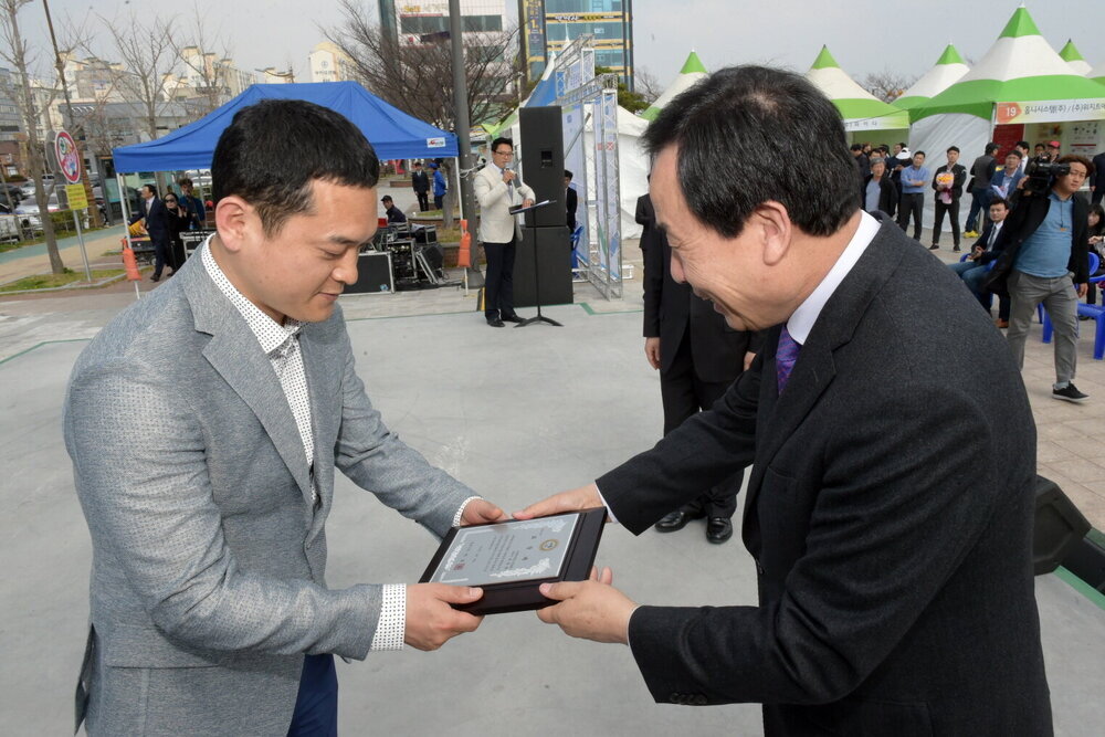박홍률 목포시장 대양산단 입주 우수업체 시상.