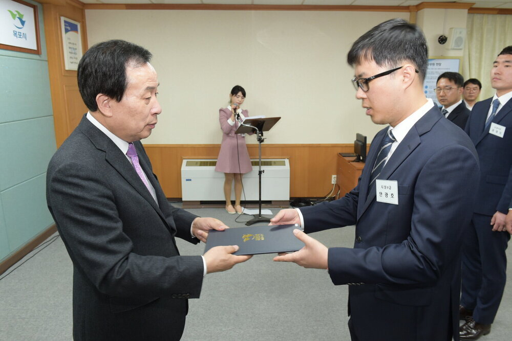 임용장 전달.